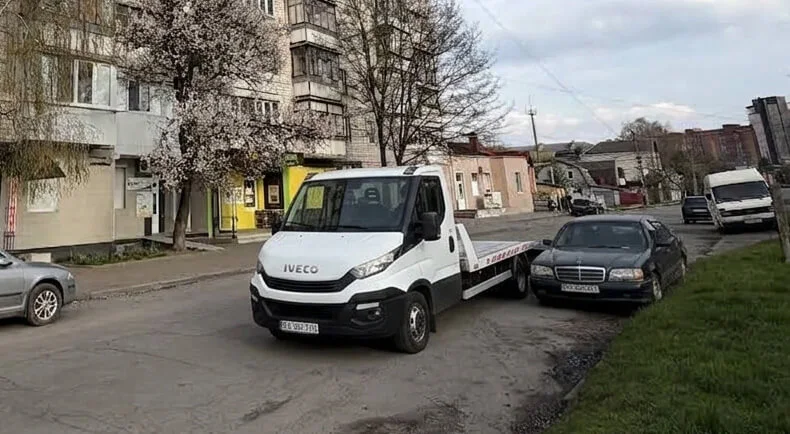 Евакуатор IVECO забирає Mercedes на вулиці в Борисполі